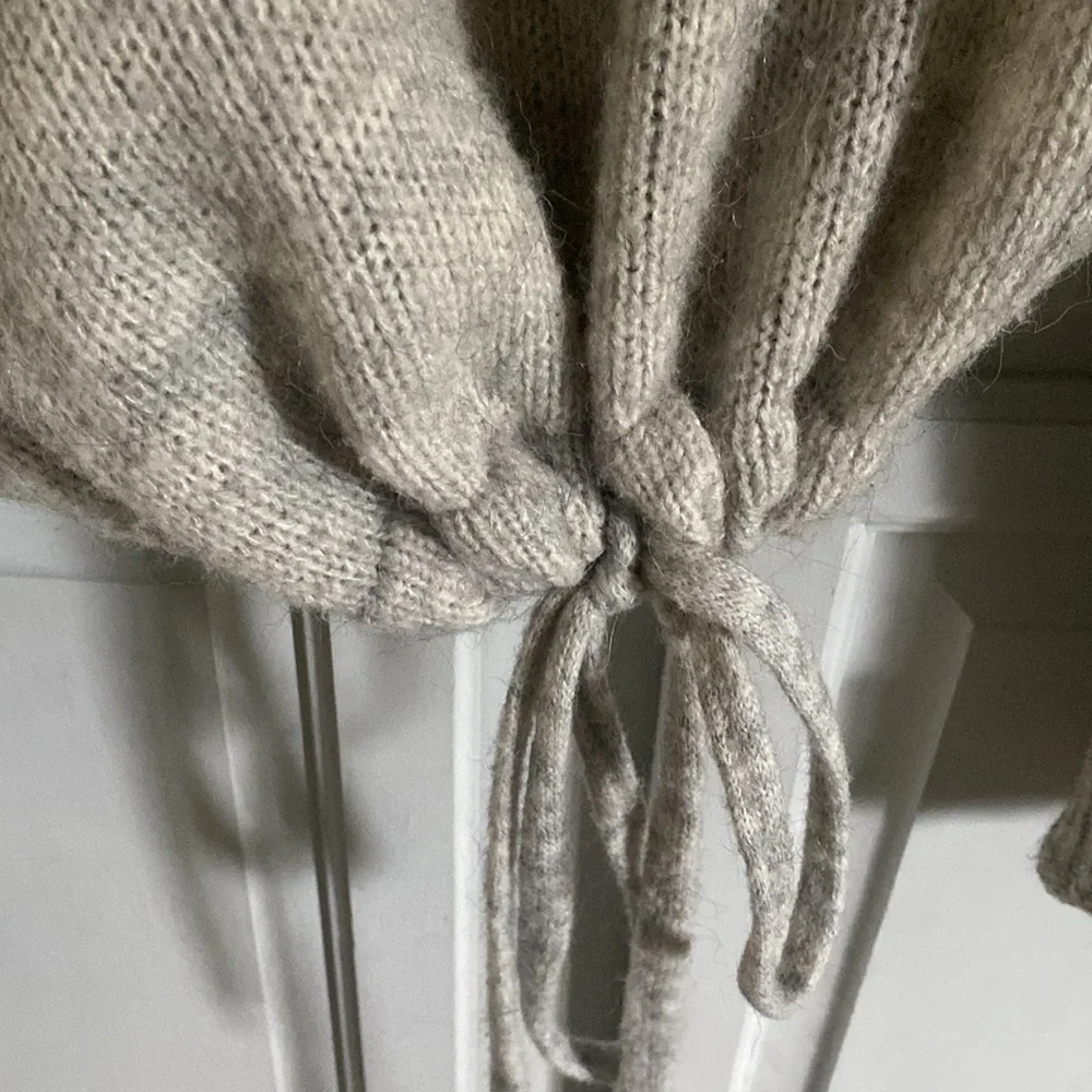 H&M Gray crop Knit Sweater with Drawstring Waist - Medium